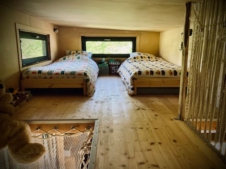 שתי מיטות יחיד זמינות כל הזמן.
ניתן להוסיף מזרן שלישי (מושב אחד או גודל תינוק) כדי להכיל עוד ילד / תינוק אחד. יש שער מתקפל לילדים קטנים לפי הצורך. 