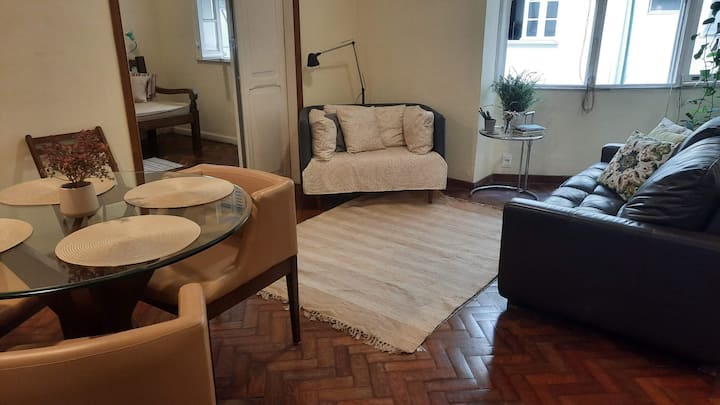 Трапезария с телевизор, диван, фотьойл.