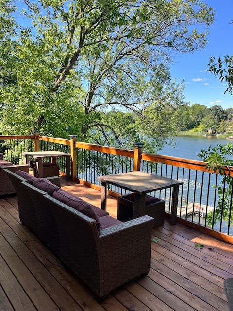 The Tree House-sleeps 10, spring is in the air!