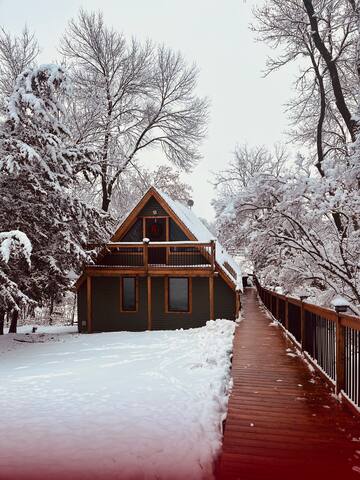 The Tree House-sleeps 10, cozy winter getaway