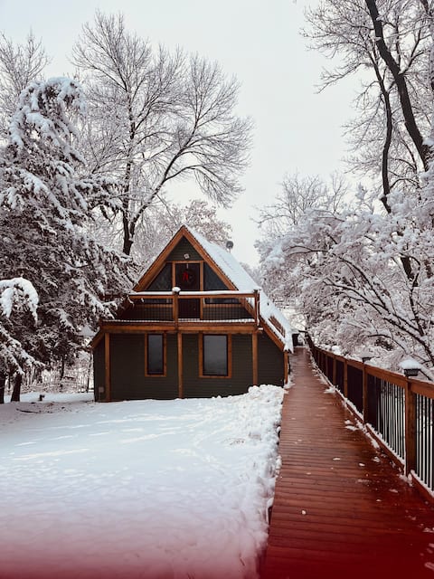 The Tree House-sleeps 10, cozy winter getaway