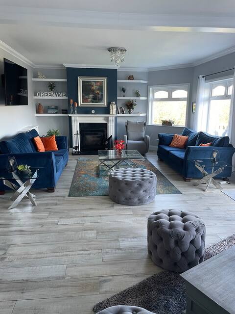 Luxury Residence (Sleeps 20) with Mountain View