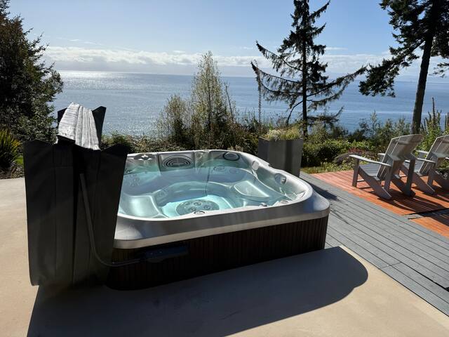 Great oceanfront, 4 bed/4 bath, private hottub