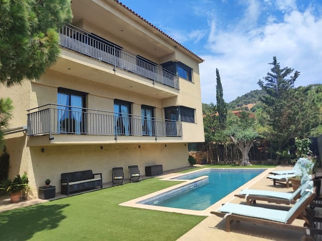 Villa con piscina privada y vistas al mar