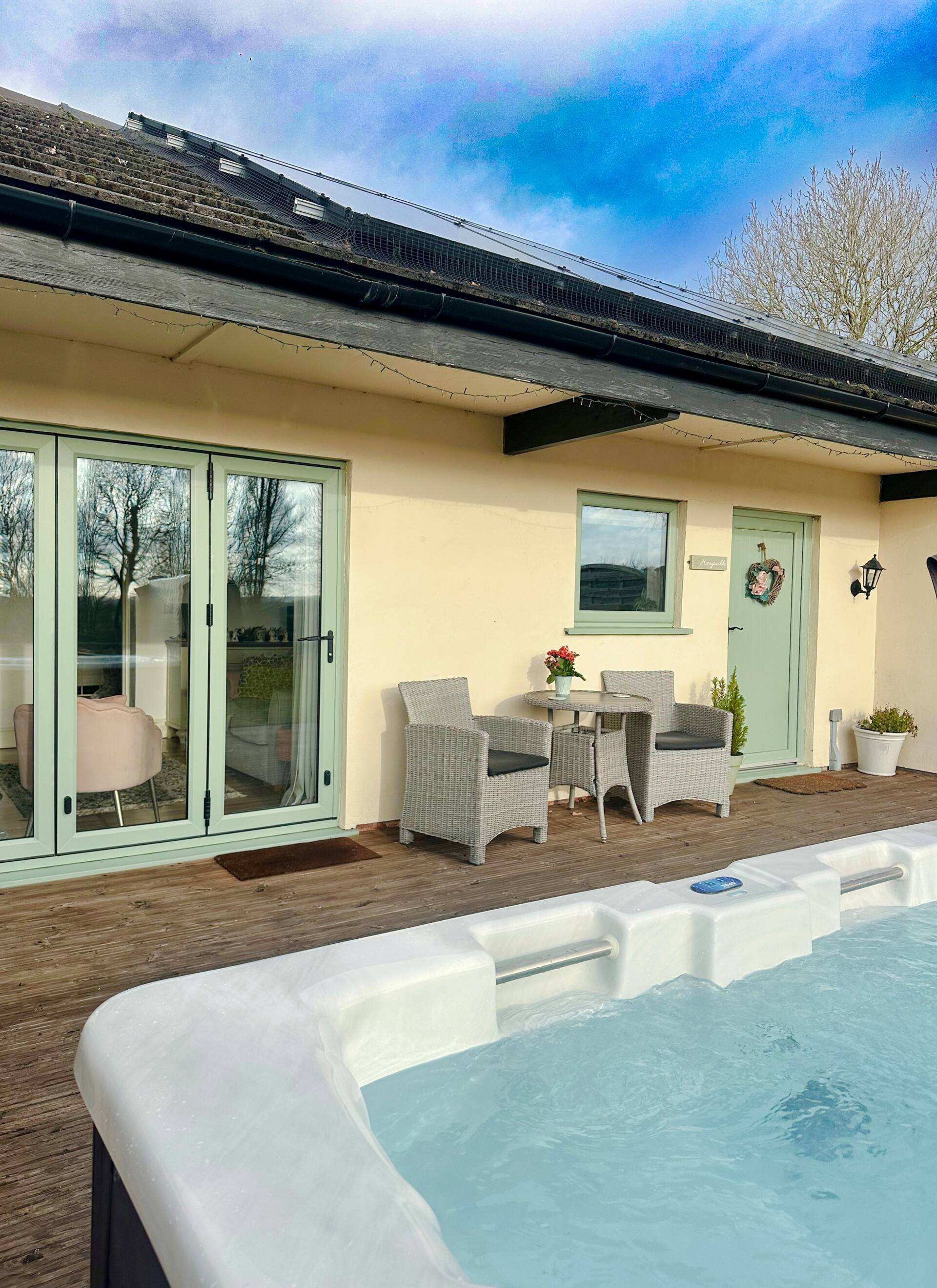 Honeysuckle, Wolds Cottage with Hot Tub, Walesby