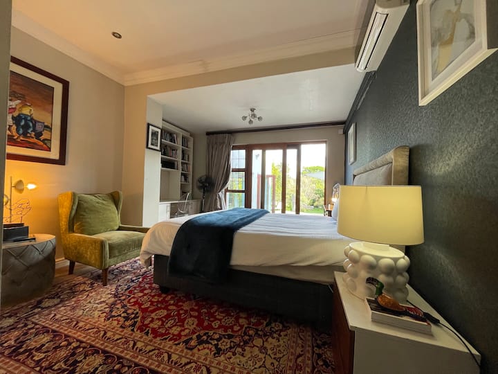 双人卧室大小适中，可欣赏花园景观。