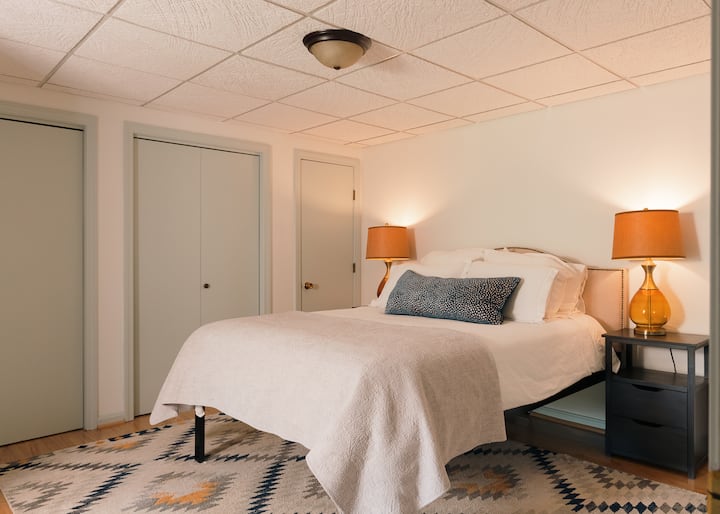 Დედოფლის საძინებელი საკმაო კარადათი