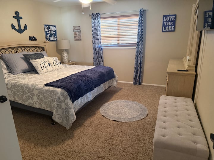 Une deuxième chambre principale avec un lit Calif King reliée à une salle de bain complète.