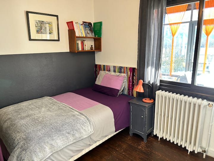 睡眠区配备120厘米床和屏风