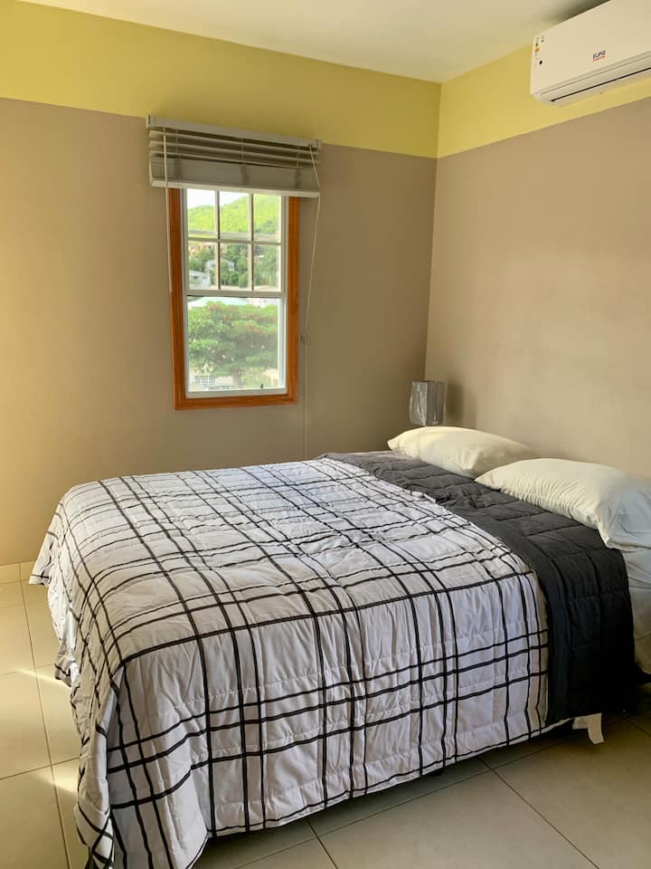 1 dormitorio con hermosas vistas a la ventana