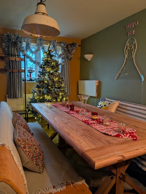 Cosy rural retreat with hot tub under the stars