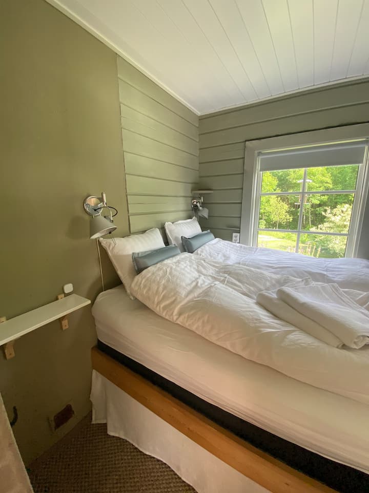 ❖ ENG: Green bedroom in the main house with 140 cm bed and view to the garden ❖ DE: Green bedroom in the main house with 140 cm bed and view to the garden