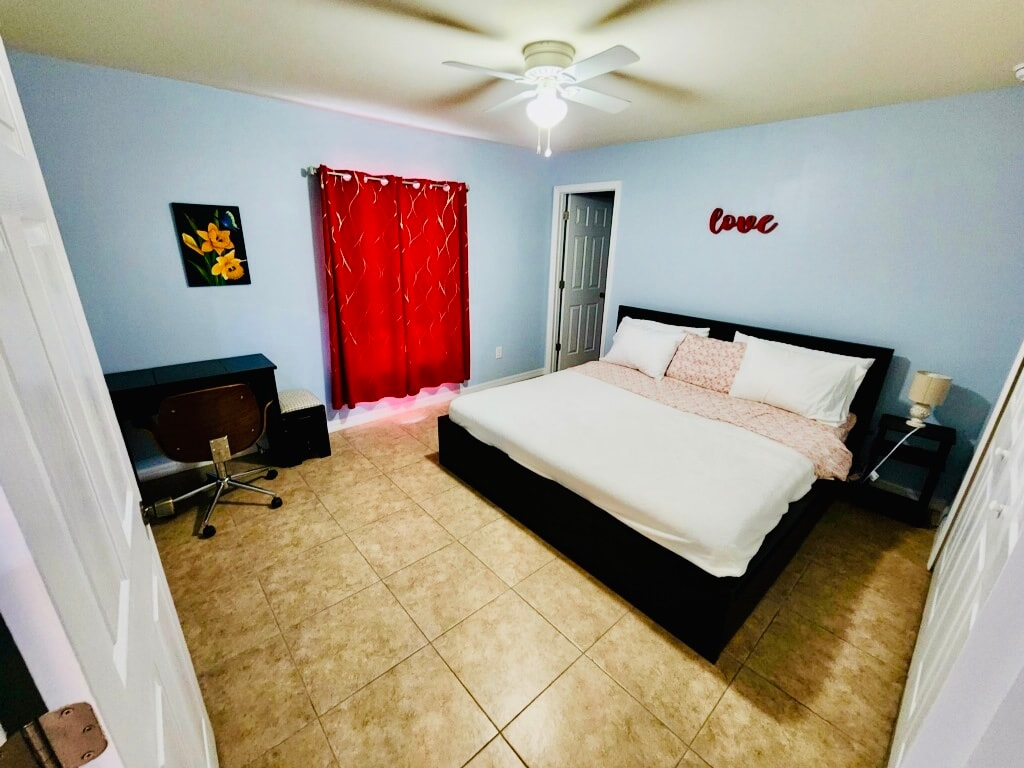 Glavna spavaća soba, ormar i kupaonica 