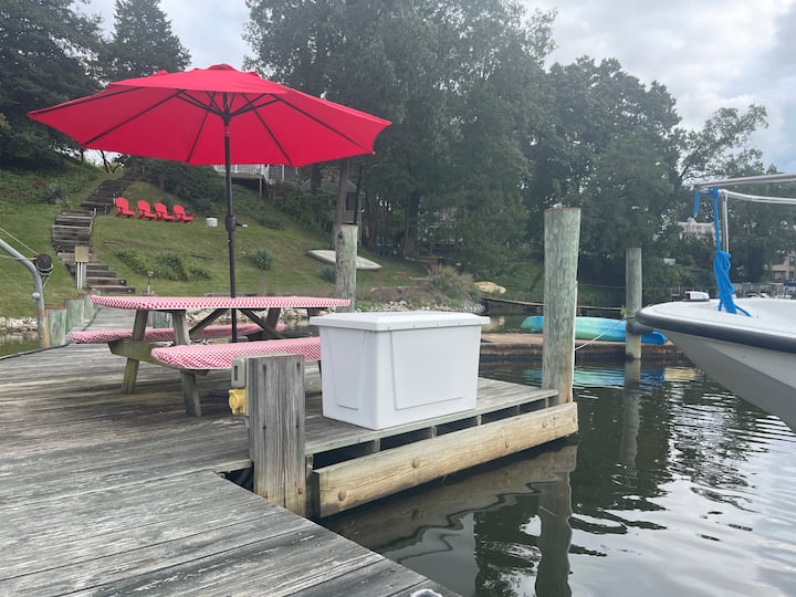 Picknicktafel op de steiger - terugkijkend naar de Adirondack-stoel - Solo Stove-gebied