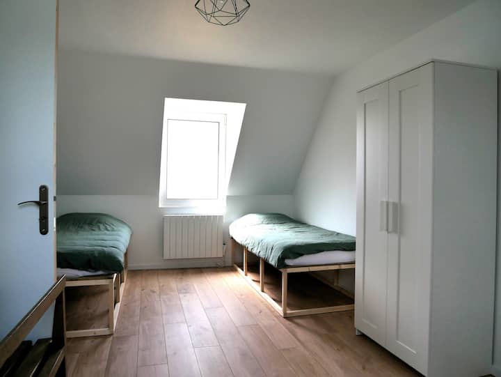 Táto veľká izba s rozlohou 18 m², oddelená od podkrovia, je ideálna pre deti. Pozostáva zo spacieho priestoru s dvoma samostatnými lôžkami, ktoré je možné pospájať do jednej manželskej postele.
a pracovný priestor so stolom
