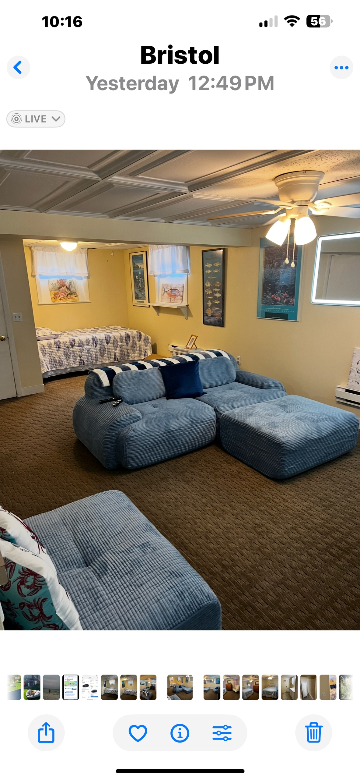 Veľký obývací priestor s dvoma samostatnými lôžkami v priestore s priehradkami, modulová rozkladacia pohovka 