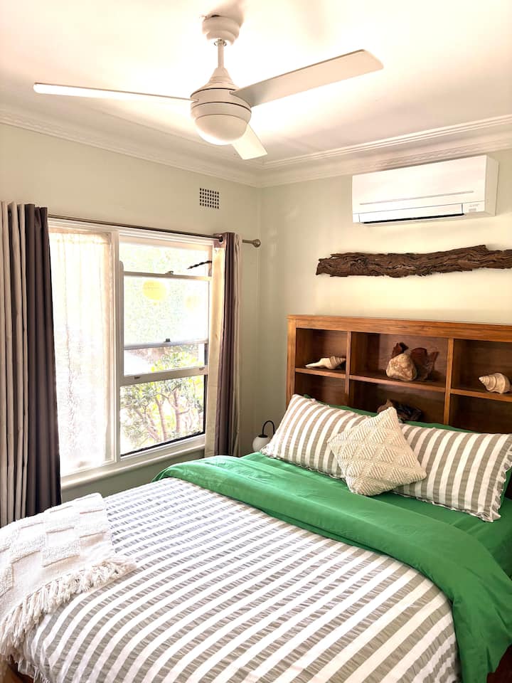 Helt ny omvänd cykel luftkonditionering i sovrummet samt takfläkt för att hålla dig vid rätt temperatur! 