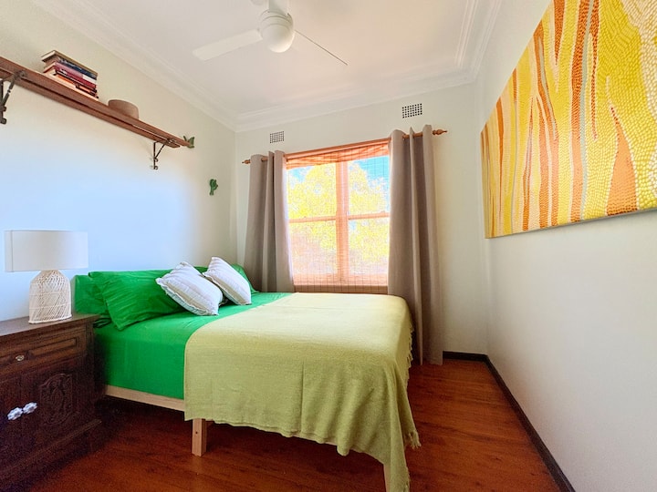 Dubbelsäng med härlig utsikt, takfläkt, inbyggda, strykbräda, värmare och fläkt i skåp. 