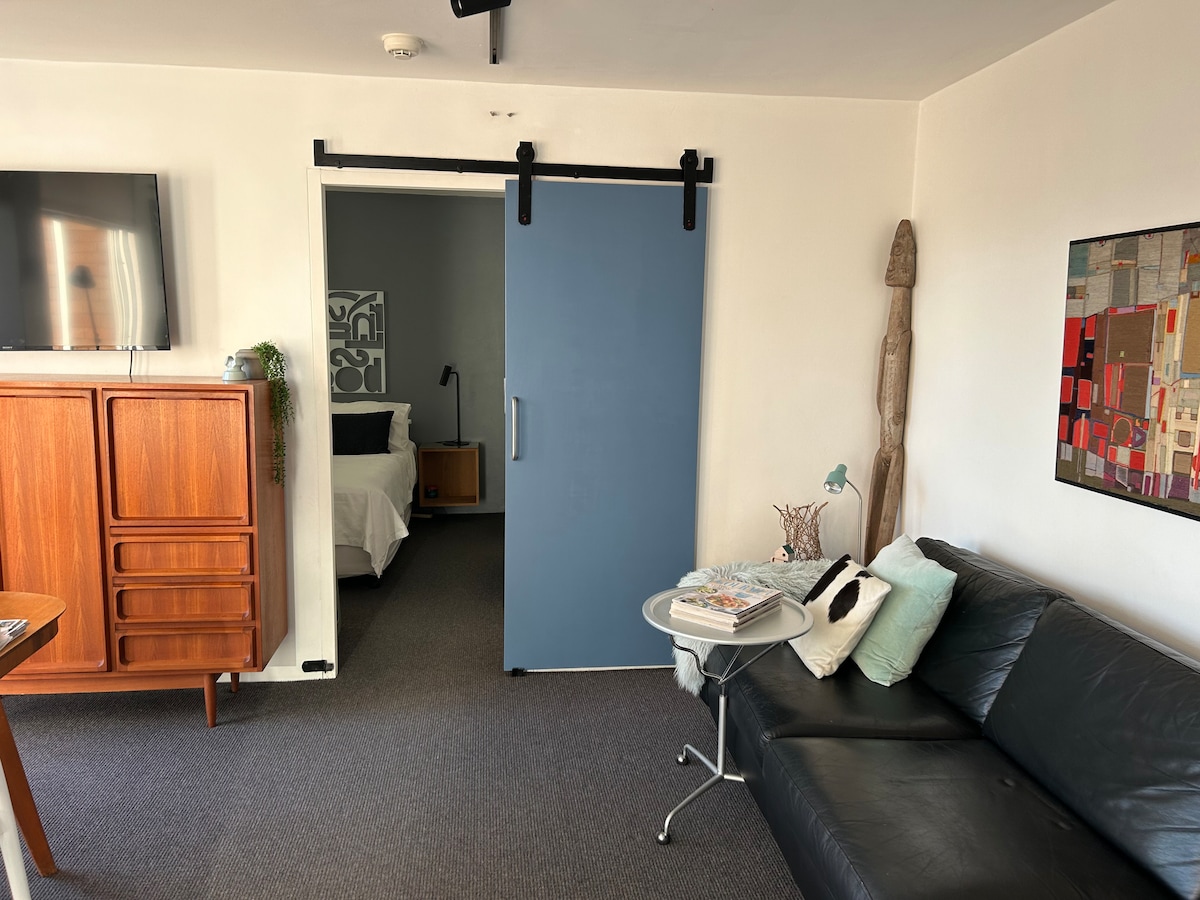 Popular Airbnb listing: Smart & stylish, 1 bed + balcony & carpark in Sydney