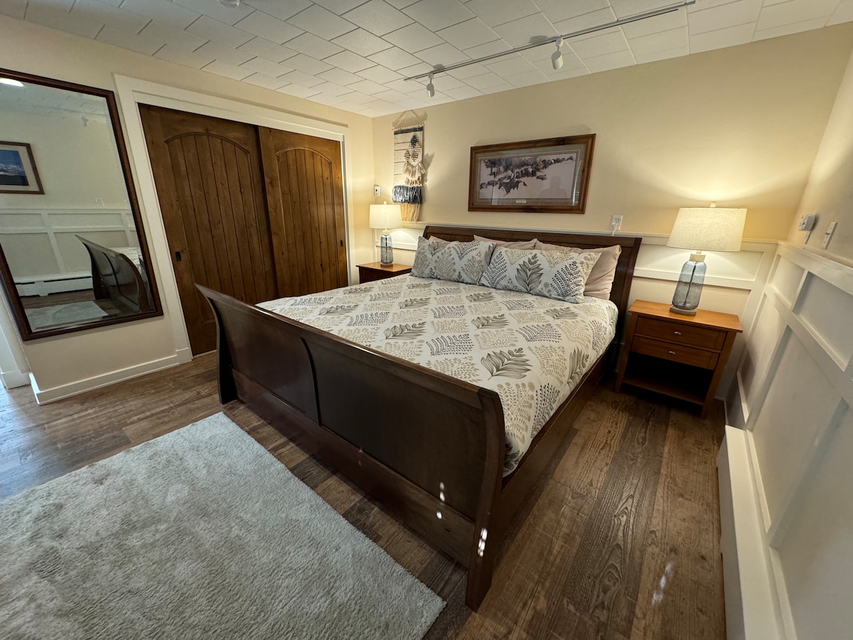 غرفة نوم واسعة مع سرير كينج مريح