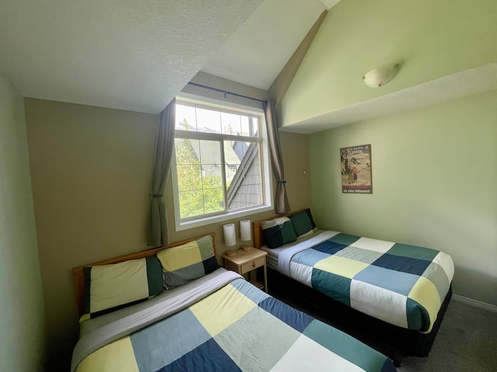 2. spálňa s klenutými stropmi, dve manželské postele.  Priľahlá kúpeľňa na chodbe.  Nachádza sa na 2. poschodí.  