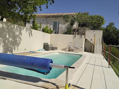 Studio des Dentelles and its private pool.