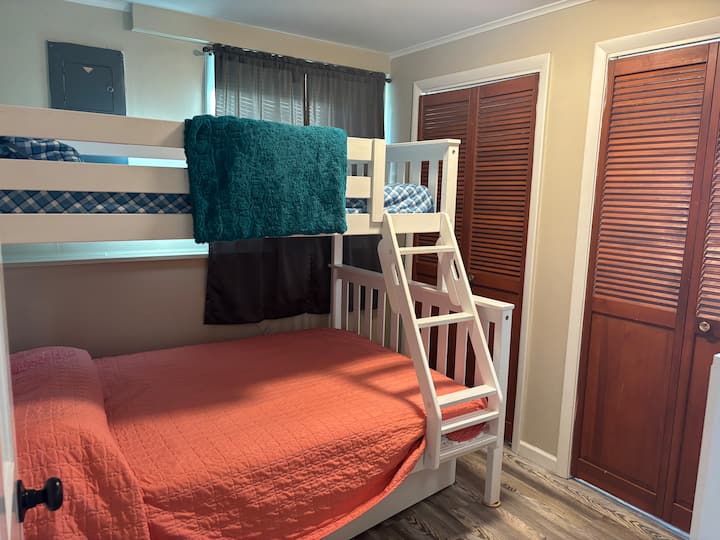 ถ้าห้องนอนที่ 4 มีสิ่งอำนวยความสะดวกครบครัน พวกเขาเปิดและปิดห้องนอนมีเสียงดังและเราไม่แนะนำให้นอนในห้องนี้แต่มีเตียงเต็มรูปแบบพร้อมเตียงแฝดด้านบนหากคุณต้องการพื้นที่นอนมากขึ้น 