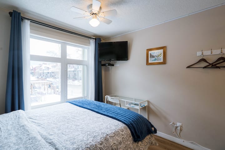 Stylish Hotel Room-parking/ac/gym/mountain Views - Canmore