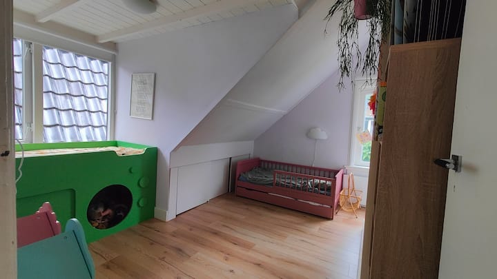 2 detské postele s dĺžkou 1,5 m a zrub pod jednou z nich