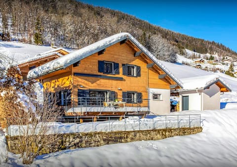 Modern 4 star chalet for 9 close to village ski