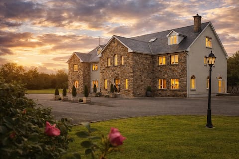 Donegal Manor – Newly Renovated, Sleeps 40+