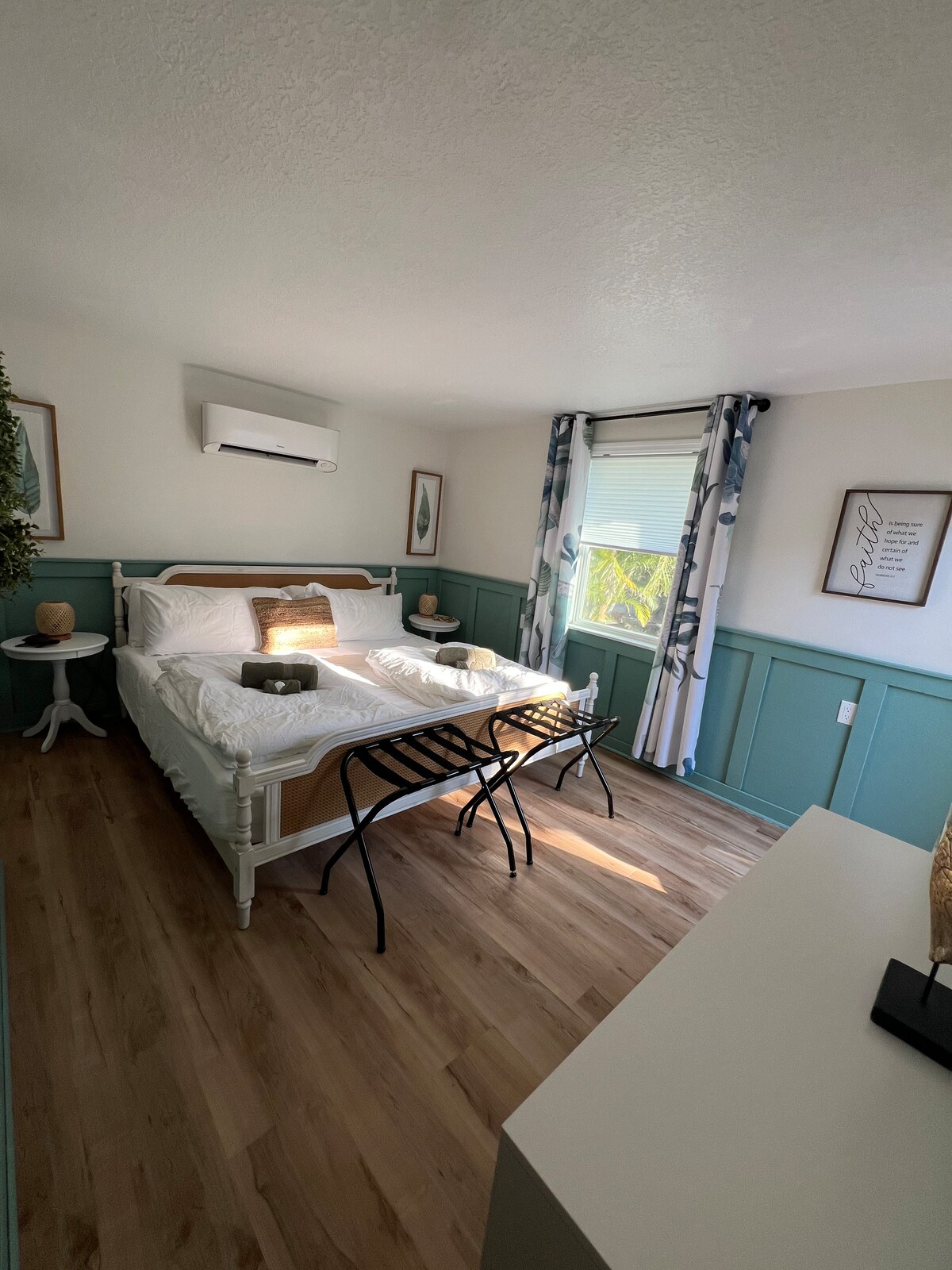 Задна спалня с двойно легло king size