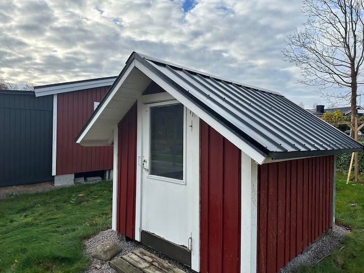 Samostatná malá chata na spanie s poschodovou posteľou 