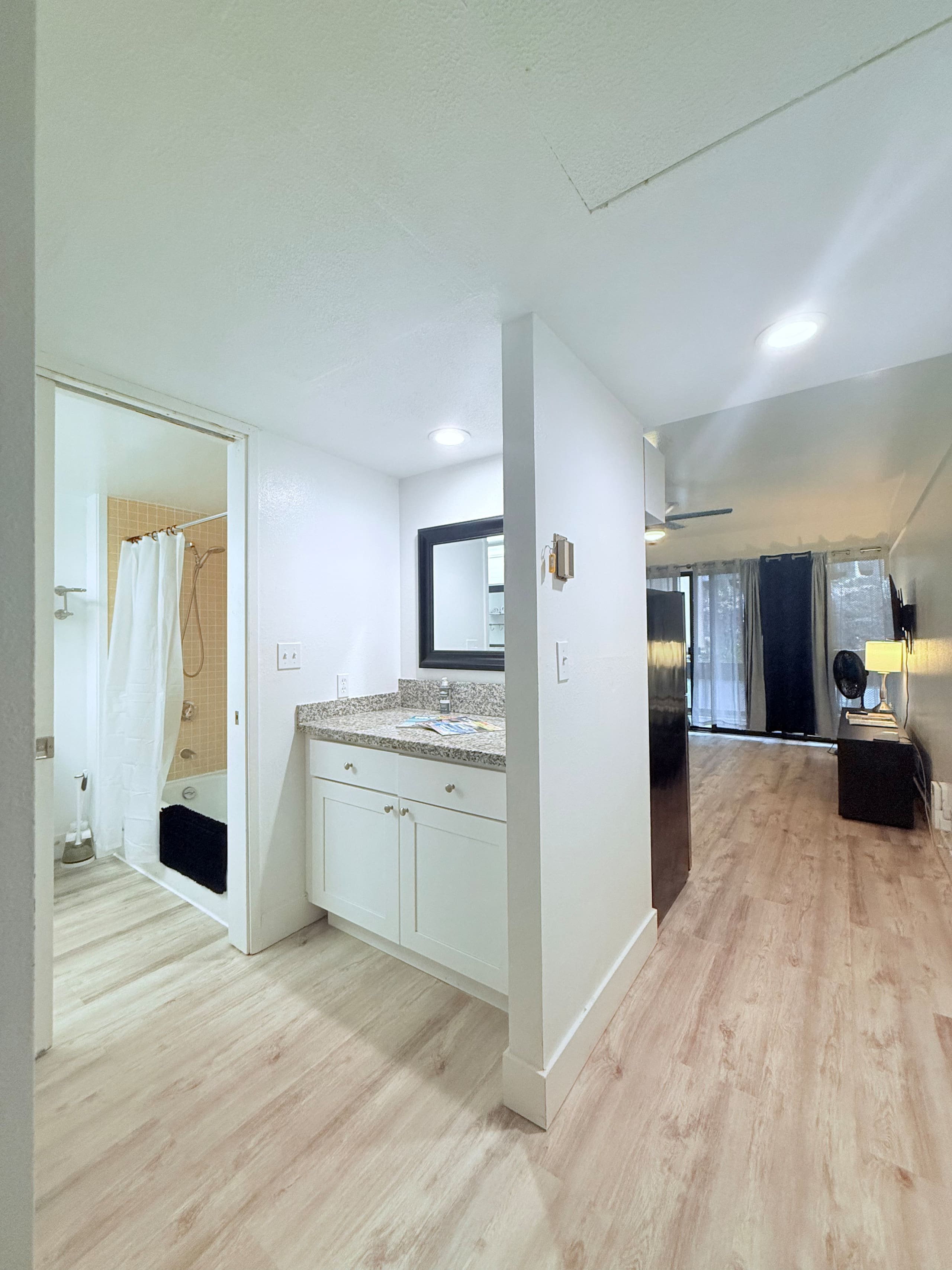 Condo in Hilo · ★4.69 · Studio · 1 bed · 1 private bath - Image 9