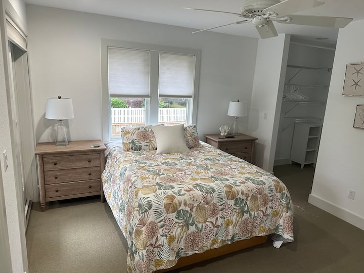 חדר שינה ראשי בקומה השנייה עם מיטת קווין סייז וחדר רחצה פרטי.