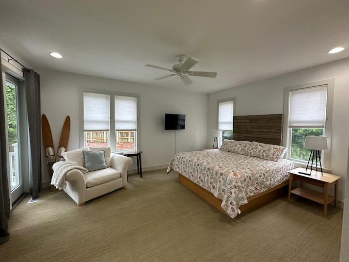 סוויטה ראשית גדולה בקומה הראשונה המציעה מיטת קינג-סייז, כיסא גדול במיוחד למנוחה, חדר רחצה פרטי גדול עם אמבטיה, מקלחת גדולה וכיור כפול. צאו החוצה למרפסת החיצונית המצורפת עם מקומות ישיבה המשקיפים על הג'קוזי.