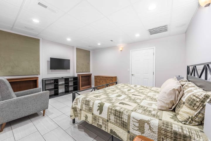 Lower bedroom king. You need to walk downstairs.