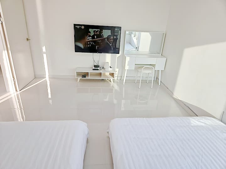 سريران بحجم كوين
تلفزيون (واي فاي)
طاولة تزيين (مجفف)