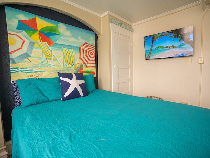 Удобен брачен кревет (широк 150-179 см). Року телевизија