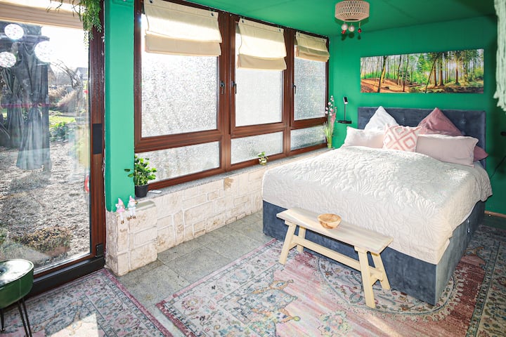 Blick in den Garten. Klimatisiert.