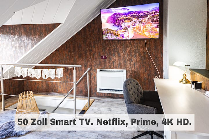 Multimedia-Center. 50 Zoll. Smart TV. 
Netflix, Prime, 4K HD.
Voll klimatisiert / Wärmepumpe.
Steile Treppe ins Erdgeschoss.
Schreibtisch mit Drehsessel.