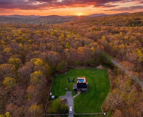 Dog friendly, heated pool & Hot Tub w/ fenced yard