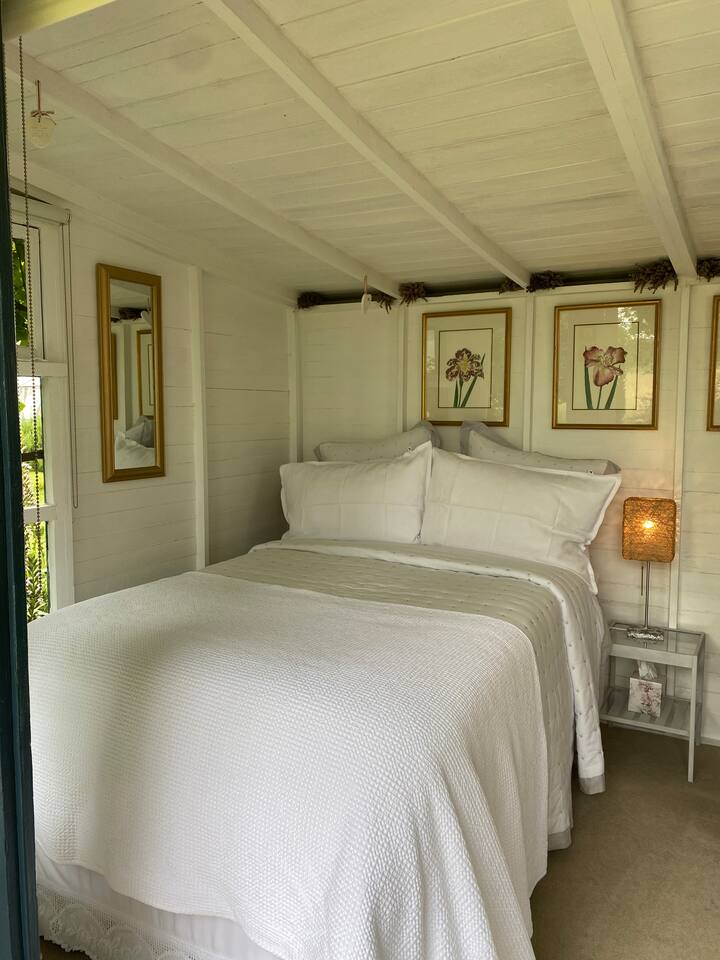 Cómoda cama doble pequeña