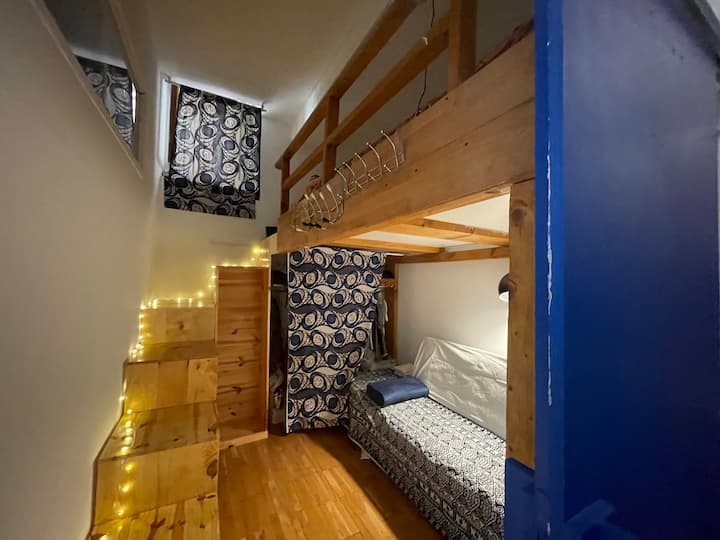 chumba cha kulala kilicho na kitanda cha mezzanine na kitanda cha sofa