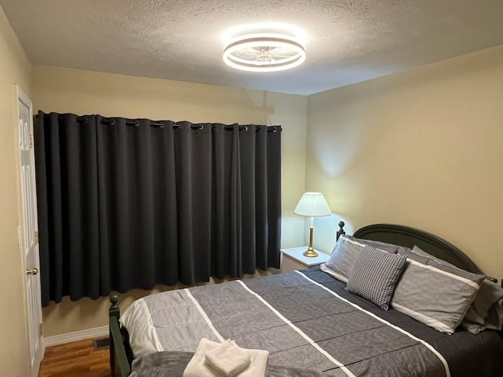 Първата спалня вдясно, когато влизате в коридора, е с двойно легло с хубав стандартен гардероб, затъмняващи завеси, две нощни шкафчета и рафт.