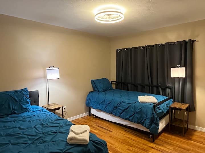 Средната спалня в коридора, точно срещу банята, има две единични легла и две единични легла с колела.