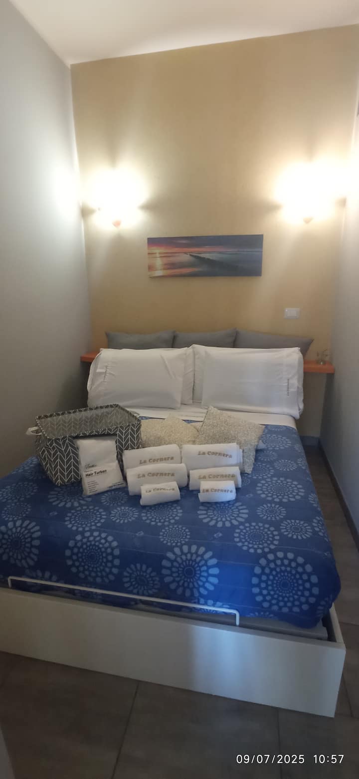 მყუდრო, ნათელი და თანამედროვე ოთახი საკუთარი სააბაზანოთი.