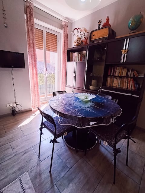Annuncio Airbnb popolare: La Cornera 2. Enchantment on the Shore of Aci Trezza. a Aci Castello