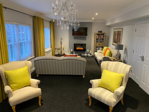 Popular Airbnb listing: Designer Show House in Quaint Village in City Of Nottingham
