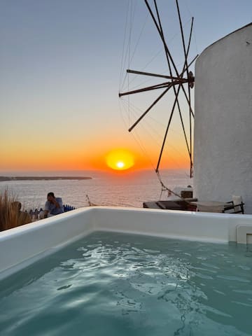 Lioyerma Windmill Villa With Outdoor Hot Tub